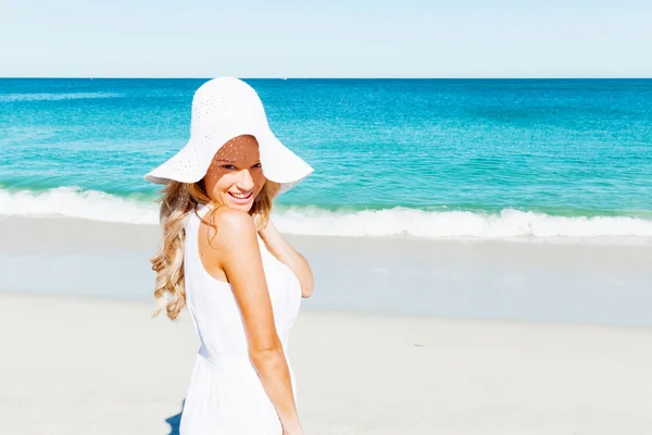 Νεαρή γυναίκα χαλαρώνει στην παραλία — Φωτογραφία Αρχείου
