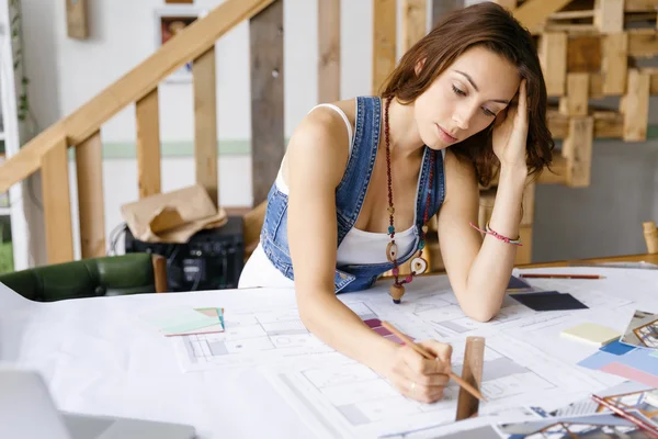 Joven mujer bonita en su escritorio — Foto de Stock