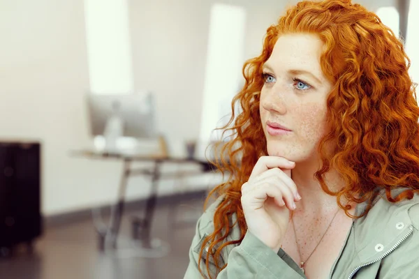 Mujer de negocios creativa en la oficina —  Fotos de Stock