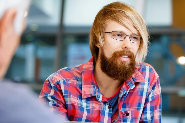 Knappe zakenman in office — Stockfoto