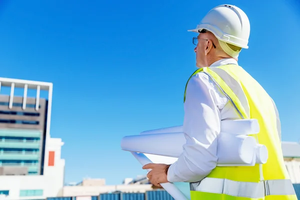 Engenheiro construtor em canteiro de obras — Fotografia de Stock