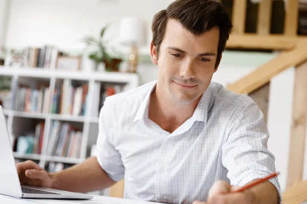 Mannelijke architect in office — Stockfoto