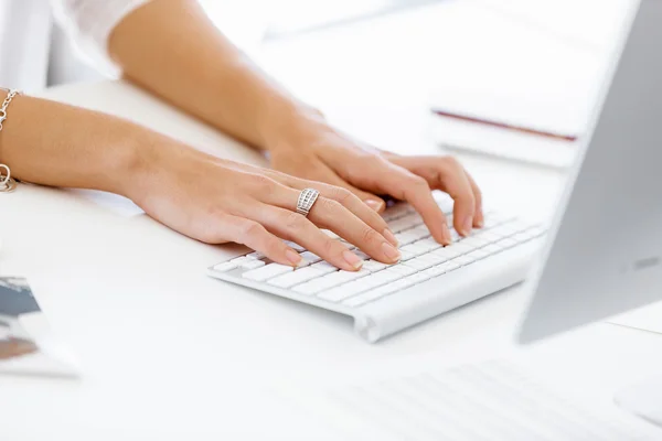 Female hands typing on the keyboard — Stock Photo, Image