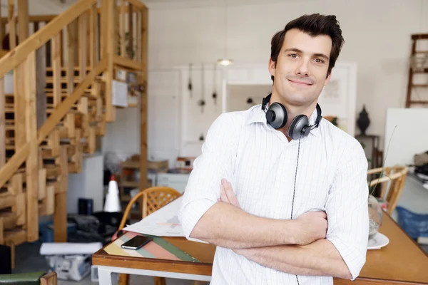 Retrato de un joven vestido casual en la oficina — Foto de Stock