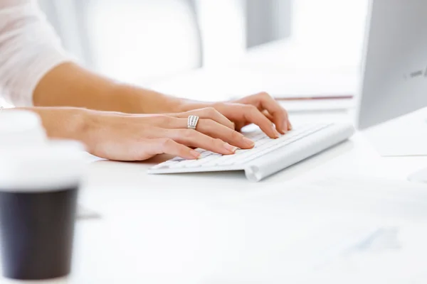 Manos femeninas escribiendo en el teclado — Foto de Stock