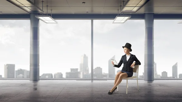 Бізнес-леді на стільці в офісі — стокове фото