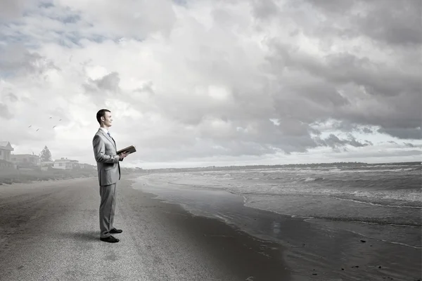 Cuando el libro te aleja de la realidad — Foto de Stock