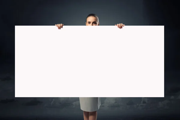 Бизнесмен с пустым плакатом — стоковое фото