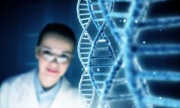 Mujer tecnóloga en laboratorio — Foto de Stock