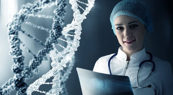 Mujer tecnóloga en laboratorio — Foto de Stock