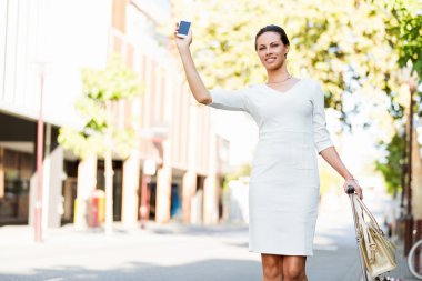 Şehirde yürüyüş çanta çanta çekerek iş kadını