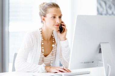 Çekici ofis çalışanı masada oturuyor.