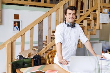 Genç yaratıcı ofis önünde duran adam