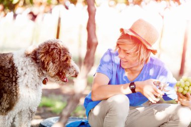 Üzüm bağı çocuk