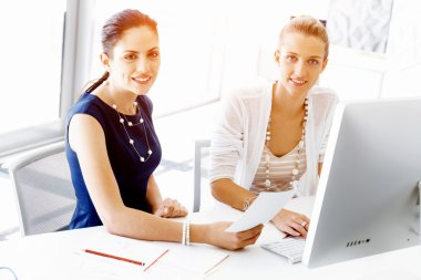 Ofiste iki bayan meslektaşım var.