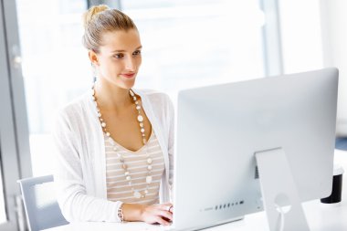 Çekici ofis çalışanı masada oturuyor.