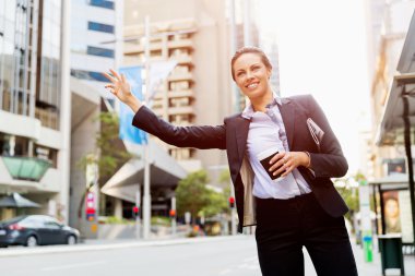 Taksi yakalamak iş kadın portresi