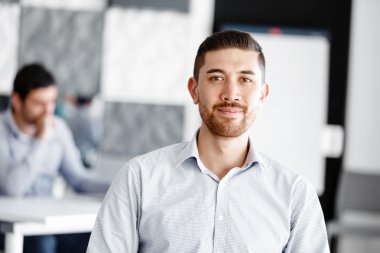 Çekici ofis çalışanı masada oturuyor.