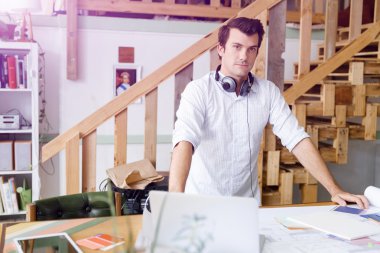 Genç yaratıcı ofis önünde duran adam