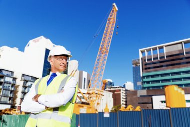 İnşaat alanında mühendis.