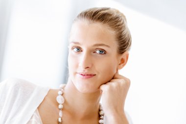 Çekici ofis çalışanı masada oturuyor.