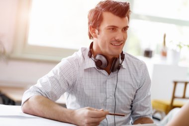 Meslektaşı için konuşmayı ofisinde genç adam