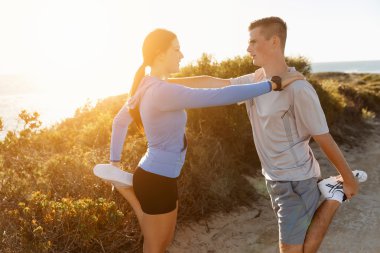 Plaj birlikte eğitim genç Çift