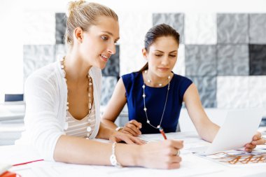 Ofiste iki bayan meslektaşım var.