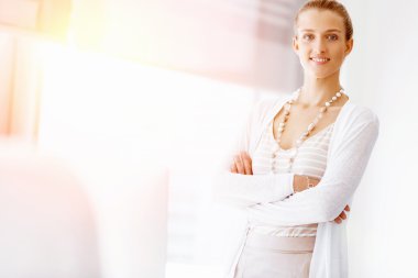 Ayakta çekici ofis çalışanı