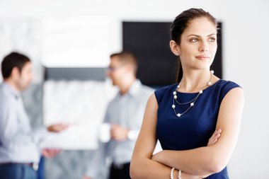 Ayakta çekici ofis çalışanı