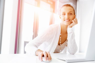 Çekici ofis çalışanı masada oturuyor.