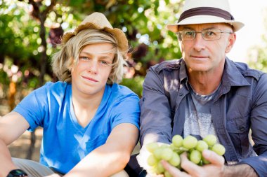 Baba ve oğul bağ içinde