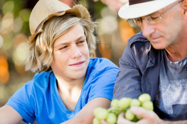 Baba ve oğul bağ içinde