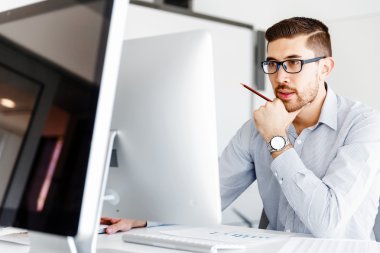 Masa başında oturan erkek ofis çalışanı