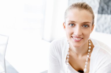 Çekici ofis çalışanı masada oturuyor.