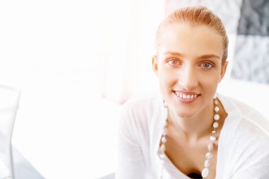 Çekici ofis çalışanı masada oturuyor.