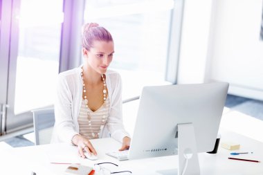 Çekici ofis çalışanı masada oturuyor.