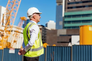 İnşaat alanında mühendis.