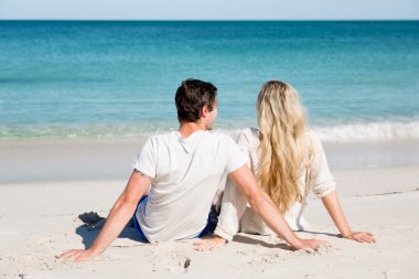 Sahilde oturup romantik genç Çift