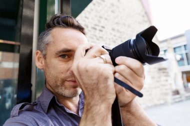 Erkek fotoğrafçı alarak resim