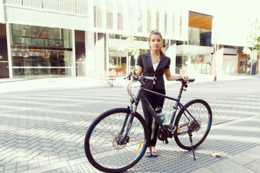 Genç kadın üzerinde bisiklet commuting