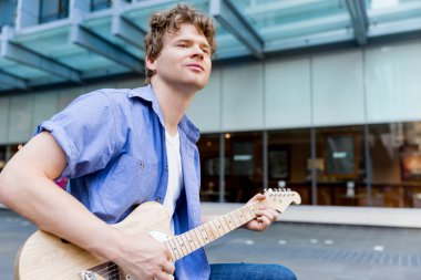 Gitar City ile genç müzisyen