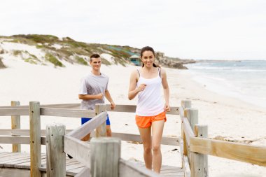 Kaçakçıları. Plajda çalışan genç Çift