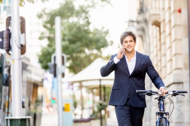 Başarılı bir iş adamı binicilik bisiklet