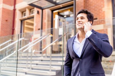 Açık havada kendinden emin bir iş adamının portresi.