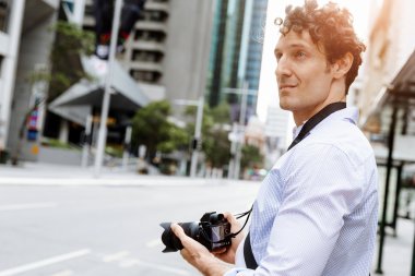 Erkek fotoğrafçı alarak resim