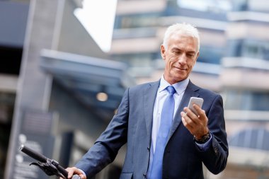 Başarılı bir iş adamı binicilik bisiklet