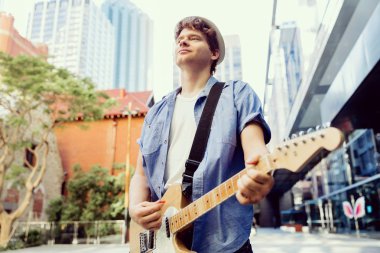 Gitar City ile genç müzisyen