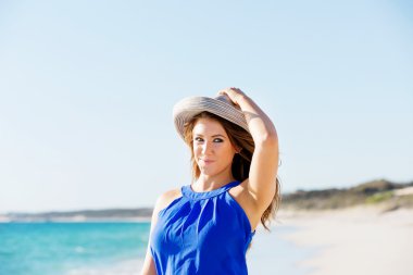 Kumsaldaki genç kadın.