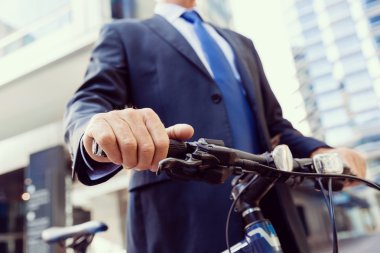 Başarılı bir iş adamı binicilik bisiklet